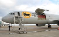 ヤマトHDの貨物専用機「フレイター」が報道陣に公開された（30日、北九州市の北九州空港）