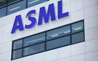 オランダのASMLは最先端のEUV露光装置を手がける=ロイター
