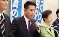 記者会見で離党の意向を表明する前原誠司氏（中）＝30日、国会内