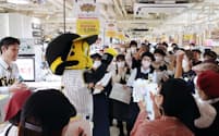 阪神タイガースが日本一となり、セールを前に気勢を上げる百貨店の従業員ら（11月6日、大阪市北区の阪神梅田本店）