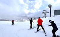 ニセコは雪質の良さが世界のスキーヤーに人気だ（2月、北海道倶知安町）