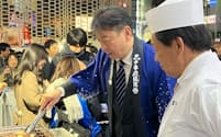 東京電力グループが企画した国産ホタテの販促イベントには小早川智明社長も参加した（30日午後、東京・港）