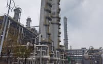 中国では石油化学製品を生産するプラントが増加している（遼寧省大連市）