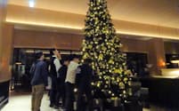地元の子供たちがクリスマスツリーの飾り付けを楽しんだ（11月30日、栃木県日光市）