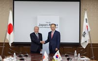 通貨スワップ協定の再開で合意した日韓財務対話（6月、財務省）＝同省提供