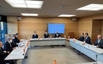 山下知事（中央）は西和地域の7町長への説明会を開いた（1日、奈良県庁）