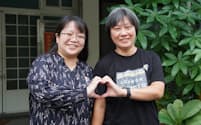 ２月に台湾で同性婚を申請したマレーシア籍の陳美月さん㊨と台湾籍の頼凱俐さん