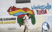 エセキボ地域が含まれたベネズエラの地図の壁画（11月29日、カラカス）＝AP