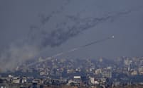 パレスチナ自治区ガザからイスラエルに向けて発射されたロケット弾（1日）=AP