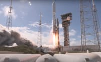 アマゾンはライバルのスペースＸからロケットを調達する（写真はULAのロケットを使った10月の打ち上げ）