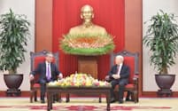 中国の王毅外相㊧と会談するベトナムのチョン書記長＝中国外務省ホームページから