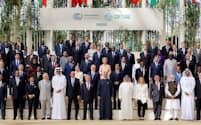 COP28に参加した各国の首脳ら（１日、ドバイ）＝ロイター