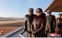 北朝鮮の金正恩総書記㊧は娘のジュエ氏とともに朝鮮人民軍のデモ飛行を参観した（１１月３０日、朝鮮中央通信＝朝鮮通信）