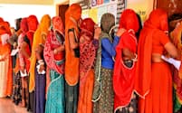 インドの北西部ラジャスタン州の議会選挙で投票を待つ女性たち（１１月２５日）＝ロイター