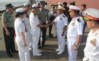握手する中国とミャンマーの海軍高官（11月27日、ヤンゴン郊外ティラワ港）