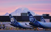 本拠地の米西部シアトルの空港に駐機するアラスカ航空機＝AP