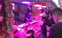 食肉消費の6割を占める豚肉の価格下落率が拡大した（北京市の食品市場の豚肉売り場）