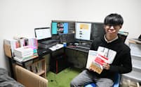 秋穂さんは「手羽先研究所」の活動名で、自室でプログラム開発に励んでいる（4日、春日市）