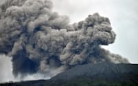 ４日、インドネシアのスマトラ島で、噴煙をあげるマラピ山＝アンタラ通信・ロイター
