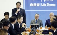 自民党税調の宮沢洋一会長（右から２人目）は年内に防衛増税の実施時期を決める意向を示す