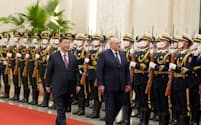 中国の習近平国家主席㊧とベラルーシのルカシェンコ大統領（写真は3月、北京）＝ロイター