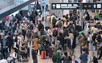 海外から日本に入国した人たちで混雑する成田空港
