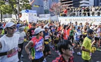 神戸マラソンでスタートするランナーたち（11月19日、神戸市中央区）=共同