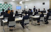 12人の行員が集まり、開講式に臨んだ（11月29日、宇都宮市の栃木銀行本店）