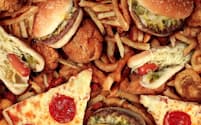 超加工食品の多い食生活は、メタボリックシンドローム、肥満、うつ病のリスクの上昇など、病気の罹患率や死亡率の上昇と関連していることが明らかになっている。（PHOTOGRAPH BY WILDPIXEL, GETTY IMAGES）