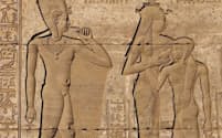 紀元前2250年頃に砂岩に刻まれた女神イシスと息子のレリーフ。古代エジプトの女性は経血の処置にパピルスを使用したことが確認されている。（PHOTOGRAPH BY LEEMAGE, CORBIS/GETTY IMAGES）