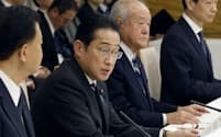 経済財政諮問会議で発言する岸田首相（5日、首相官邸）