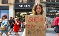 中国のファストファッションブランド、SHEIN（シーイン）店舗前での抗議活動（22年5月、フランス）=AP