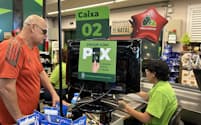 ブラジルは消費が堅調だ（３日、サンパウロ市内のスーパー）