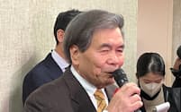 熊本県議会の一般質問終了後、報道陣の質問に答える蒲島知事（６日、熊本市）