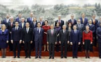 王毅外相（前列中央）は在中国EU外交官との会合に出席した（4日、北京）＝中国外務省ホームページから