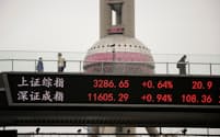 景気停滞で中国の株式相場はさえない（3月、上海にある株式指数を映す電光掲示板）＝ロイター