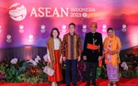 岸田首相（左から２人目）と2023年ASEAN議長国であるインドネシアのジョコ大統領（同３人目、９月、ジャカルタ）＝ロイター
