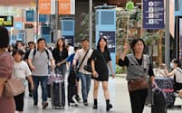関西国際空港に到着した外国人観光客ら（９月）