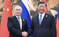 ロシアのプーチン大統領㊧と中国の習近平国家主席（10月、北京）＝ロイター