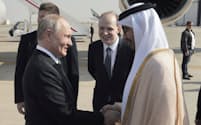アブダビ国際空港で迎えられるロシアのプーチン大統領㊧（６日、アブダビ）＝スプートニク・ロイター