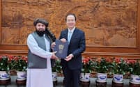 タリバンが中国による大使の承認を発表したホームページに掲載された写真。左がビラル・カリミ氏と見られる