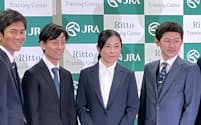 中央競馬史上初の女性調教師となる前川恭子さん（右から２人目）