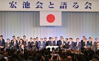 自民党岸田派のパーティーで壇上に並ぶ所属議員ら（５月、東京都港区）