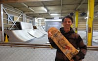 近藤さんはスケートボードのマナーの大切さを子供たちに伝えている（浜松市）
