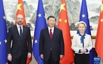 左からEUのミシェル大統領、中国の習近平国家主席、EUのフォンデアライエン欧州委員長（7日、北京）＝中国外務省ホームページから
