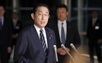 記者団の取材に岸田派「宏池会」からの離脱を表明する岸田首相（7日、首相官邸）