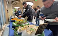 中国産海産物などを試食する日本食関係者（中国上海市、11月15日）
