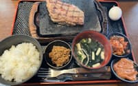 「感動の肉と米」はステーキのほか、塩辛などの付け合わせが取り放題だ（名古屋市）