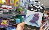海外では「喫煙は命とり」などと警告するたばこのパッケージも多い（8日、シドニー）