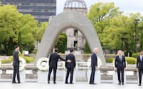 岸田首相（左から３人目）は広島サミットでＧ７首脳を平和記念公園に招いた